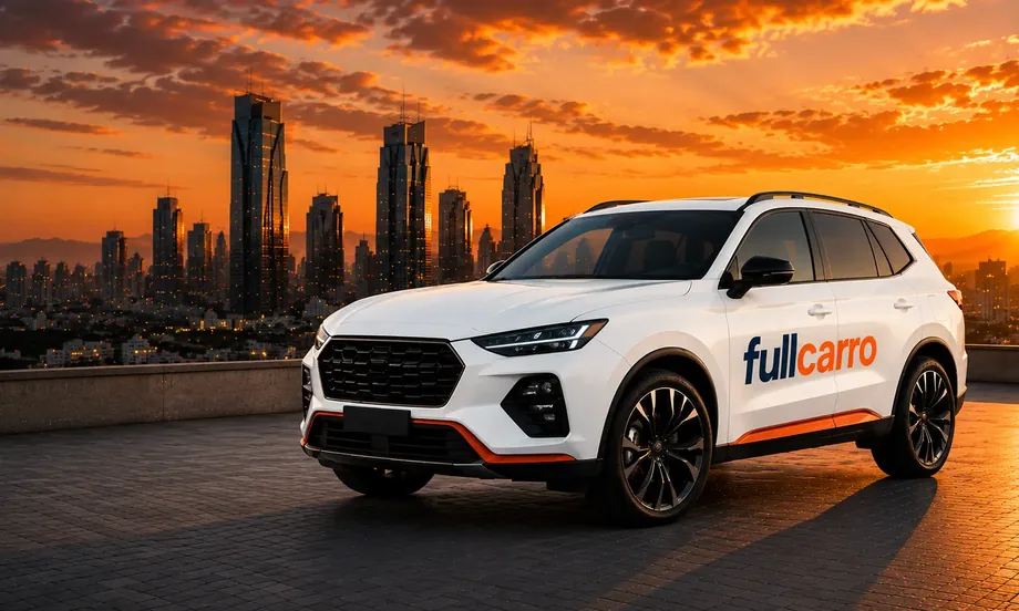 Camioneta SUV blanca de Fullcarro en una azotea frente al horizonte de la ciudad al atardecer, con el logo Fullcarro en la puerta