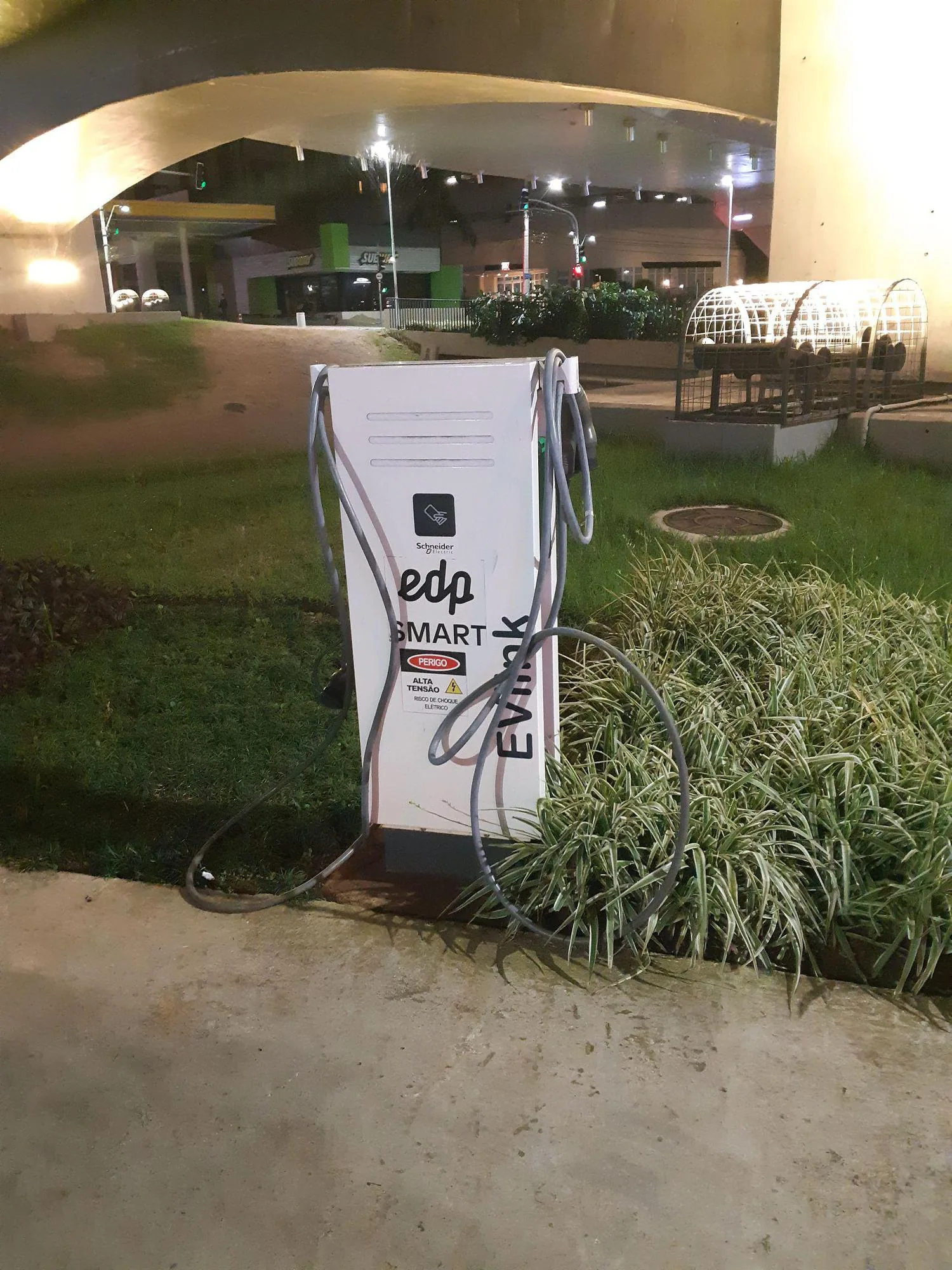 CARREGADOR PÚBLICO. PRIORIDADE PARA VEÍCULOS OFICIAIS.