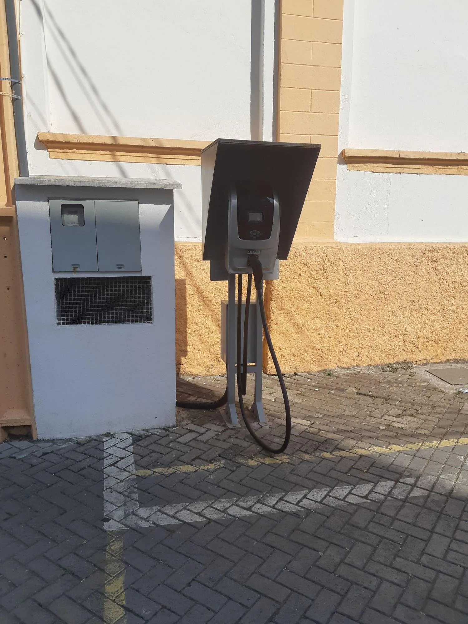 CARREGADOR PÚBLICO. PRIORIDADE PARA VEÍCULOS OFICIAIS.