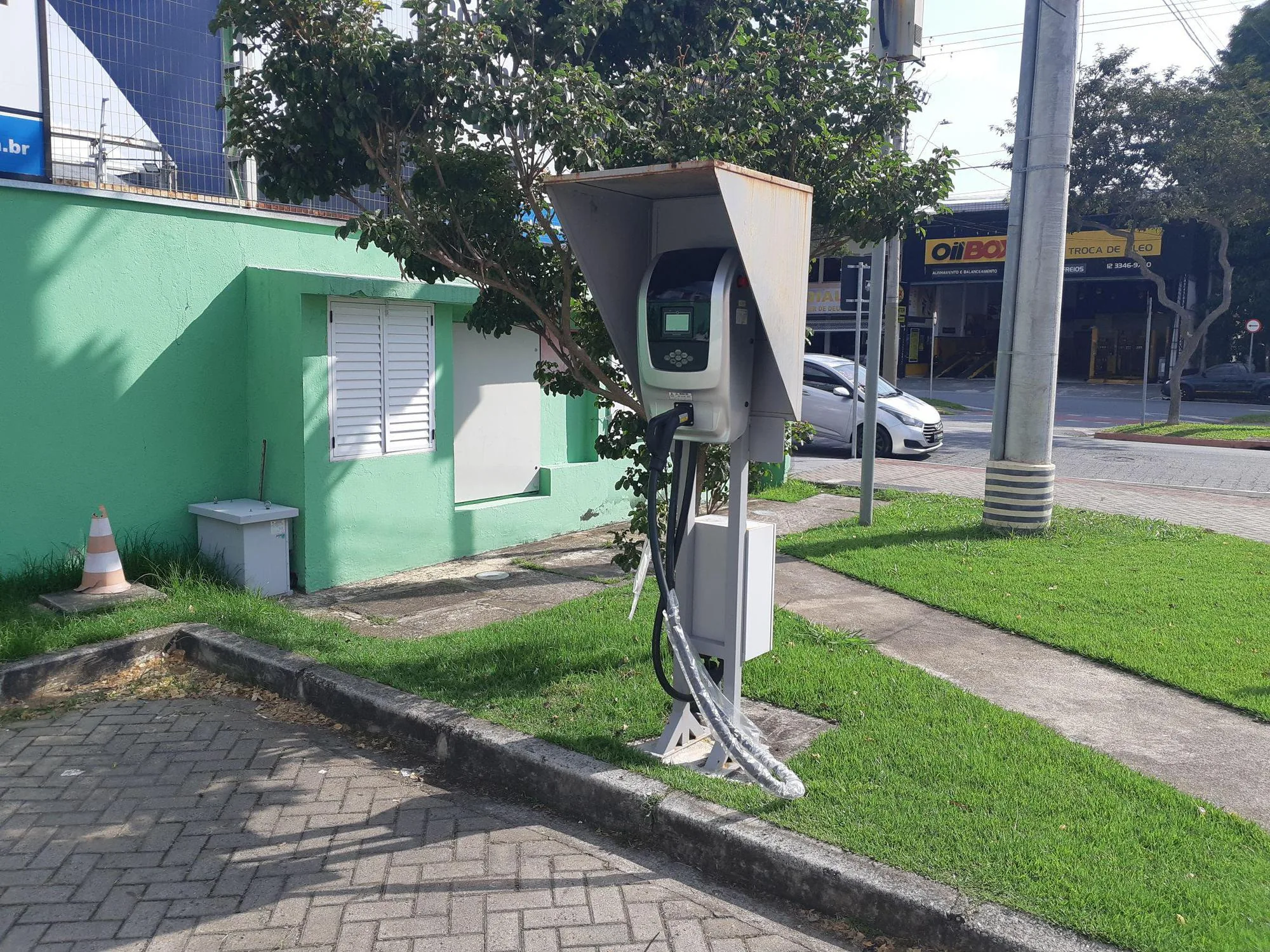 CARREGADOR PÚBLICO. PRIORIDADE PARA VEÍCULOS OFICIAIS.