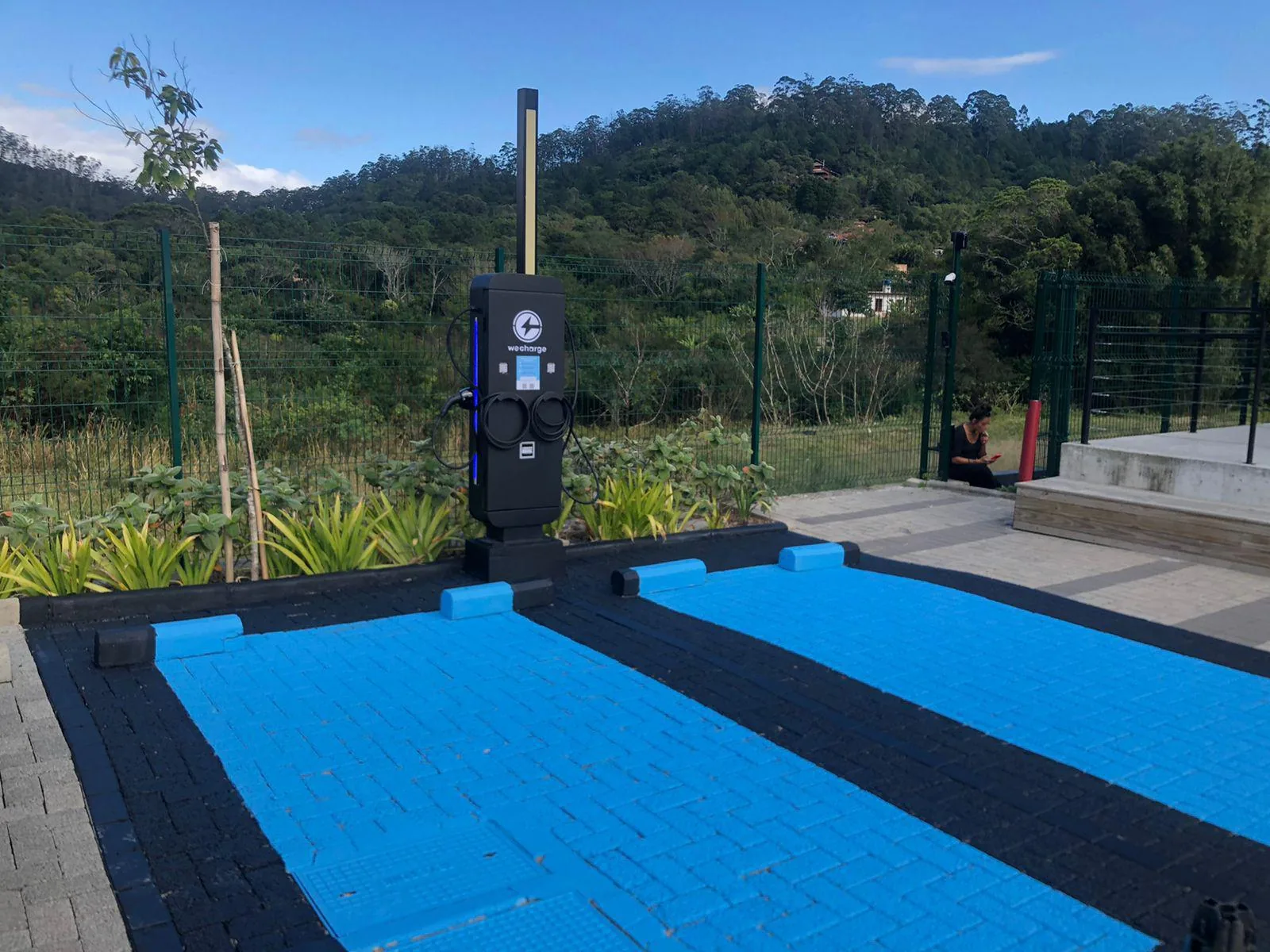 ESPAÇO +UM - WECHARGE ELETROPOSTOS