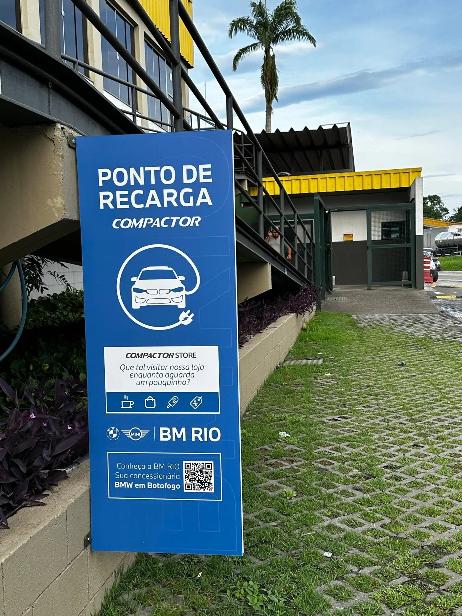 PONTO DE RECARGA COMPACTOR PARA VEÍCULOS ELÉTRICOS