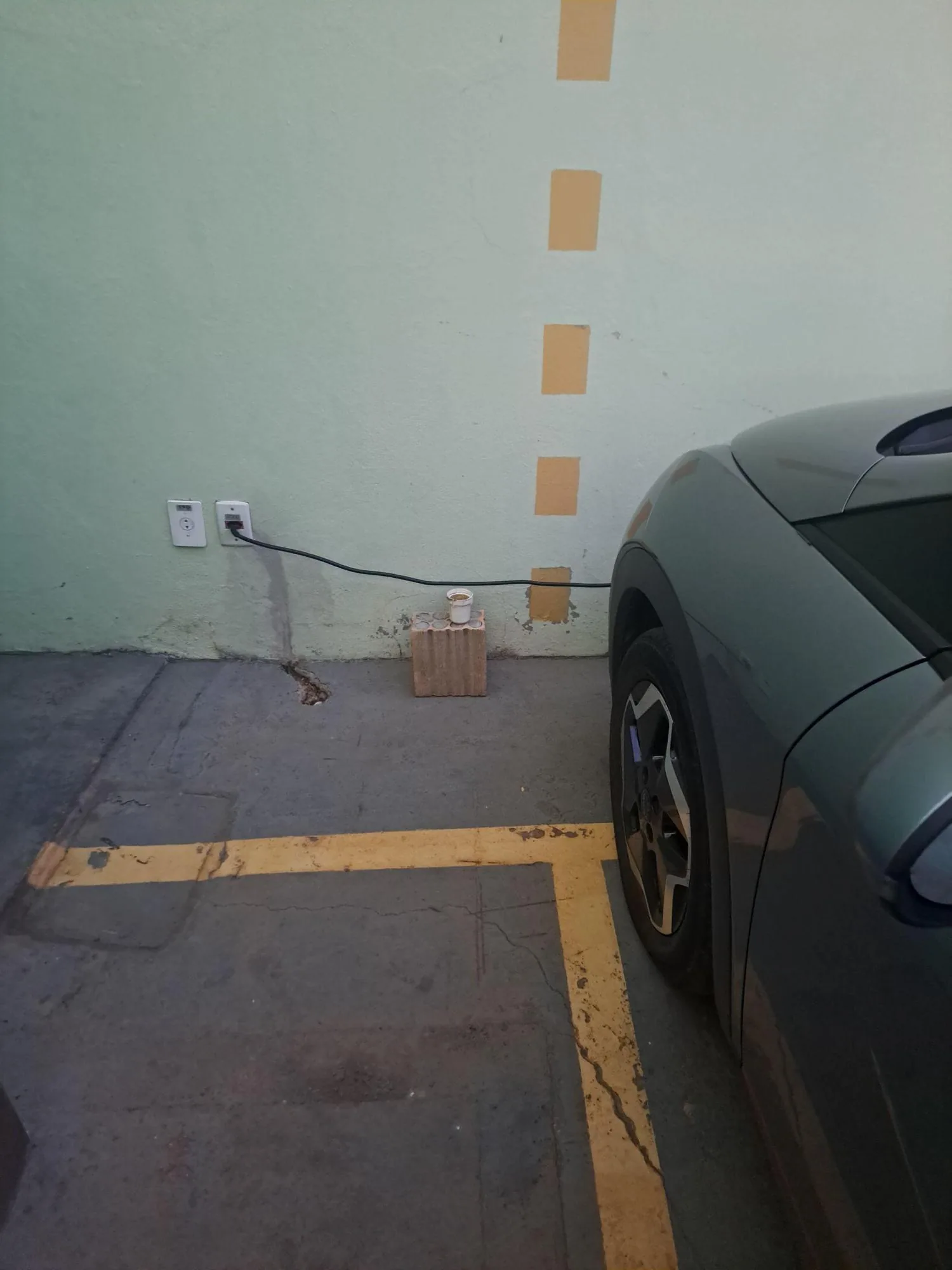 HOTEL LETÍCIA (TOMADA 20A 220V)