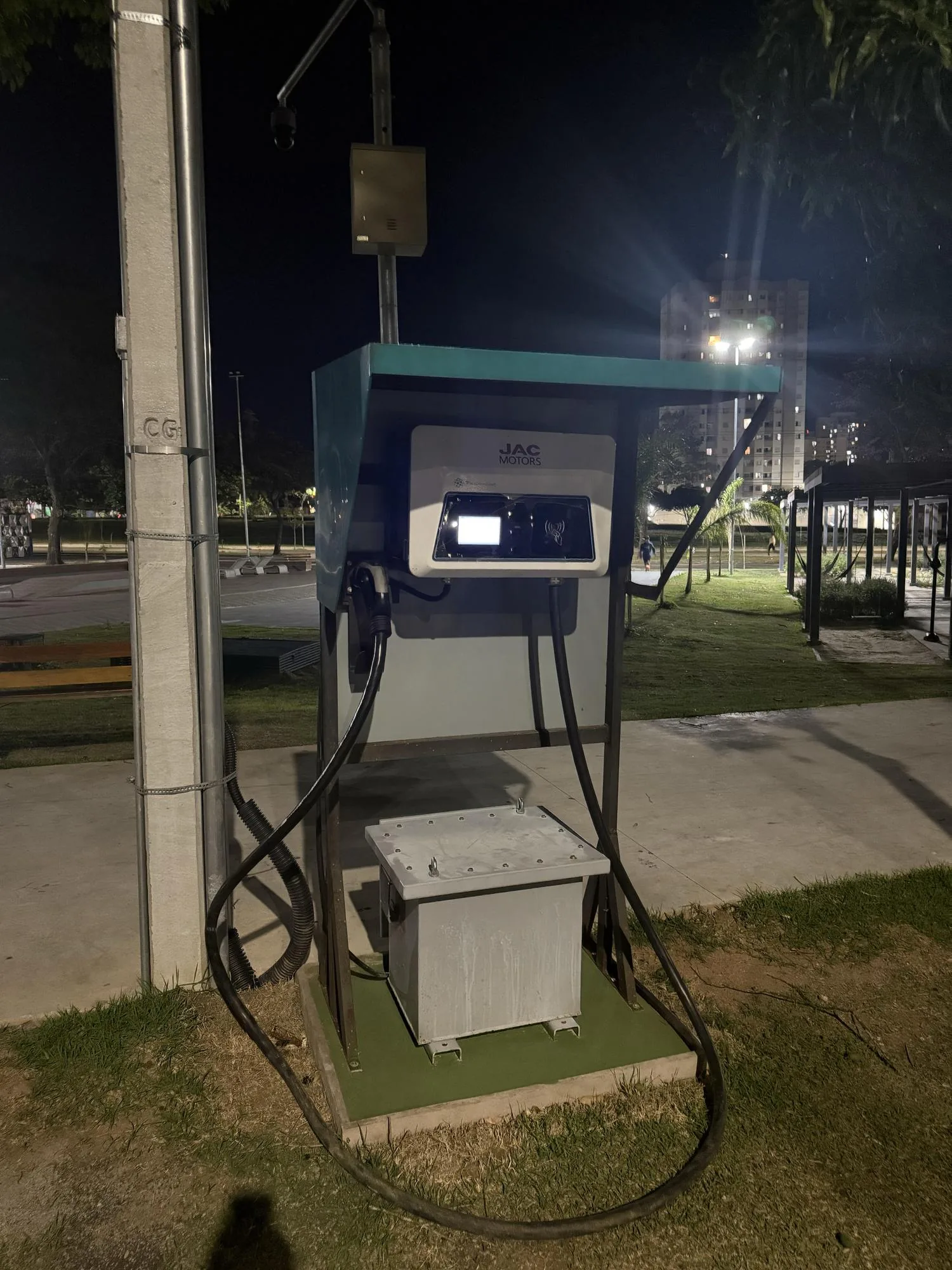 CARREGADOR PÚBLICO. PRIORIDADE PARA VEÍCULOS OFICIAIS.