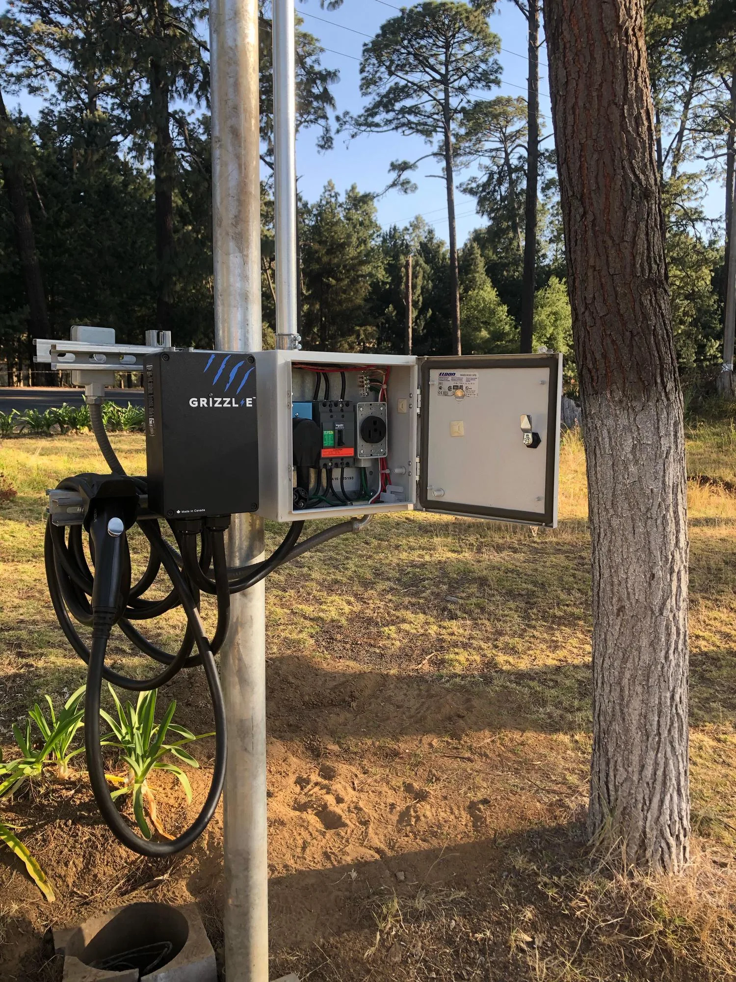 LA CABAÑA DEL REY ELECTROLINERA SOLAR CONECTOR TIPO TESLA Y SAE J-1772