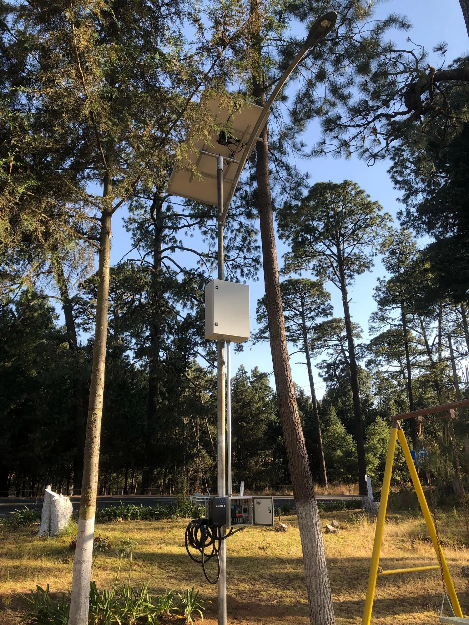 LA CABAÑA DEL REY ELECTROLINERA SOLAR CONECTOR TIPO TESLA Y SAE J-1772