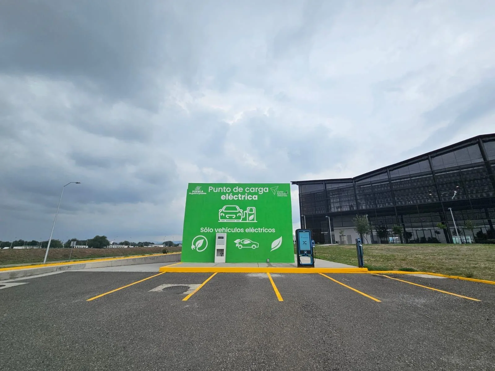 ESTACIÓN DE CARGA DE VEHÍCULOS ELÉCTRICOS - CIUDAD MODELO