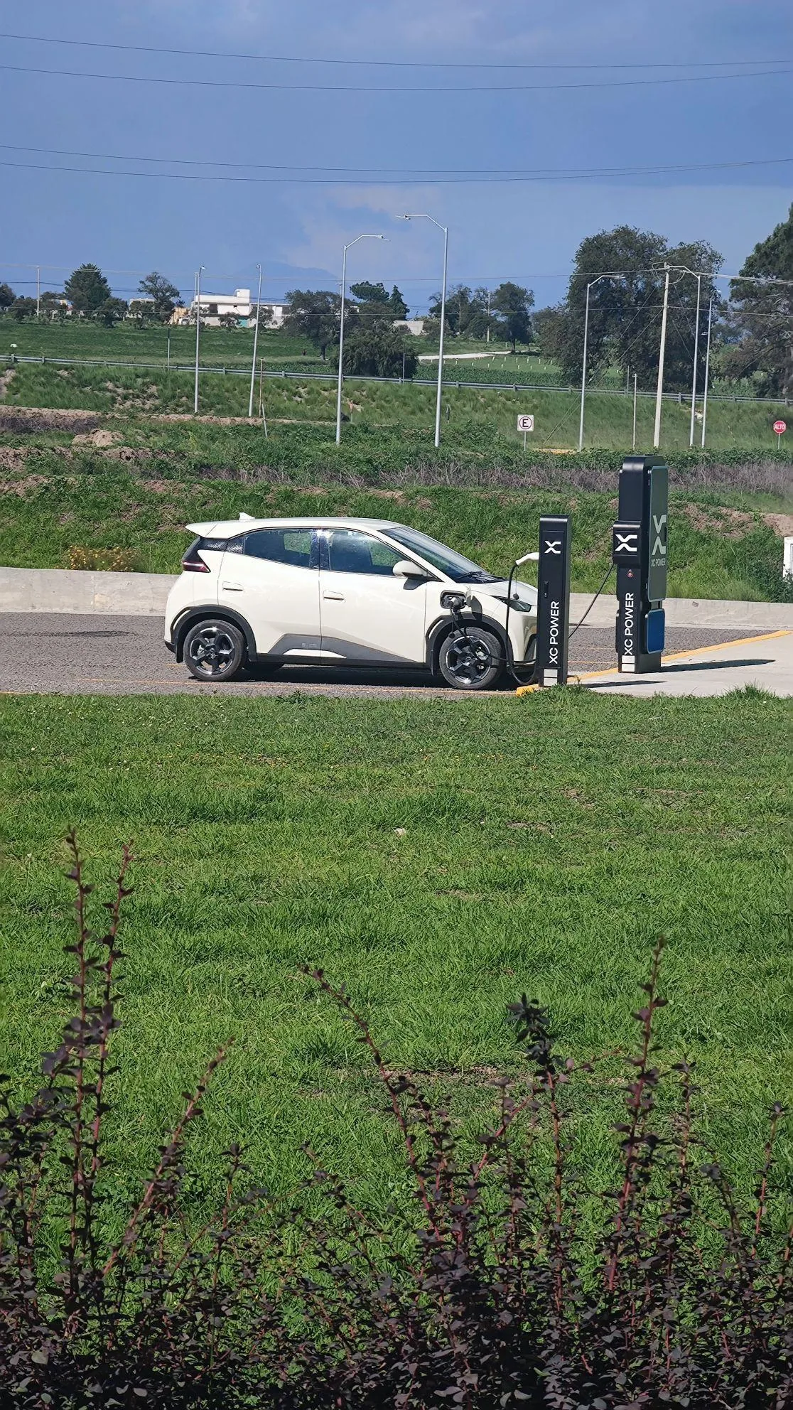 ESTACIÓN DE CARGA DE VEHÍCULOS ELÉCTRICOS - CIUDAD MODELO