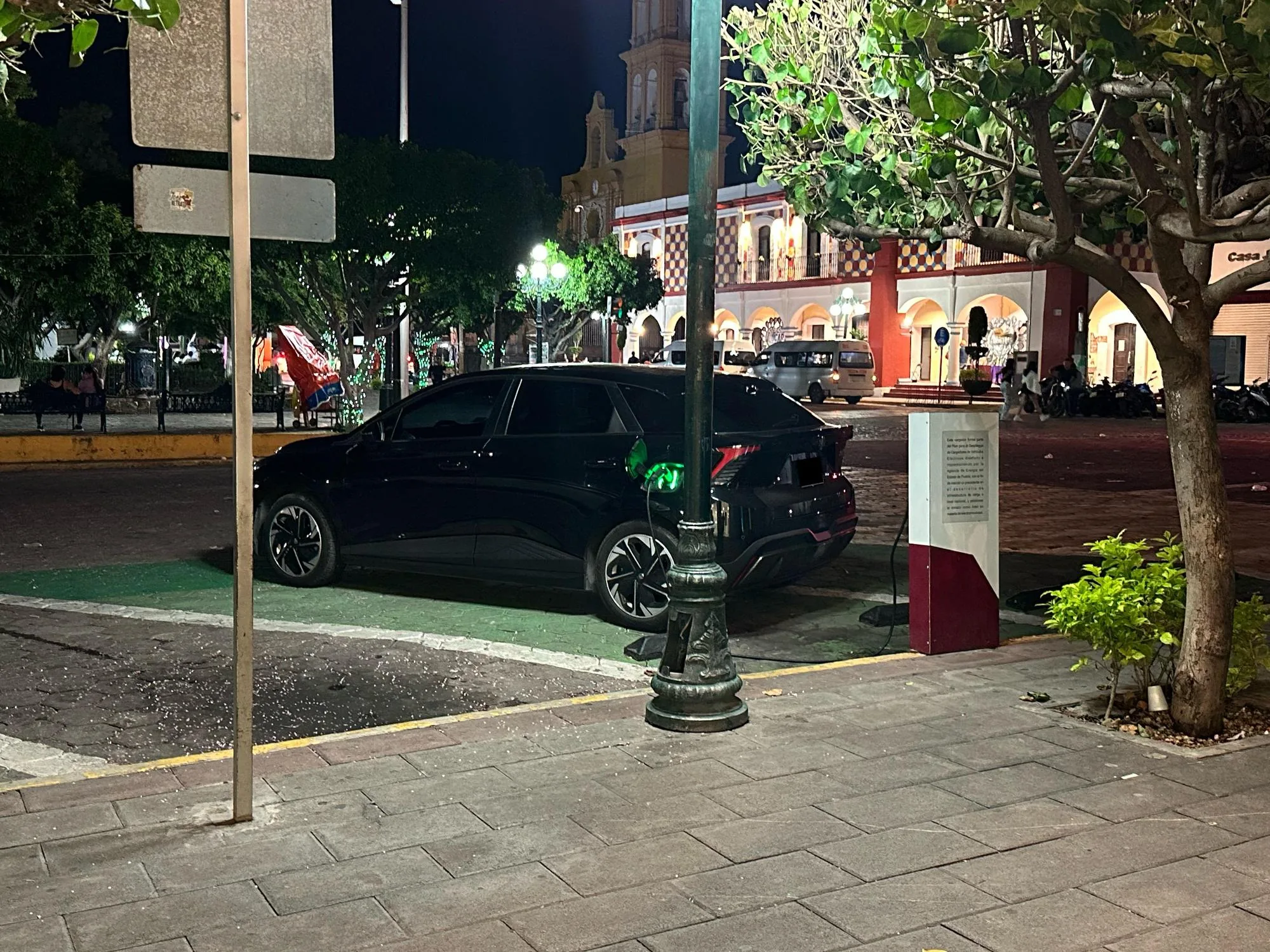 TESLA ESTACIÓN DE RECARGA - ZÓCALO IZÚCAR DE MATAMOROS