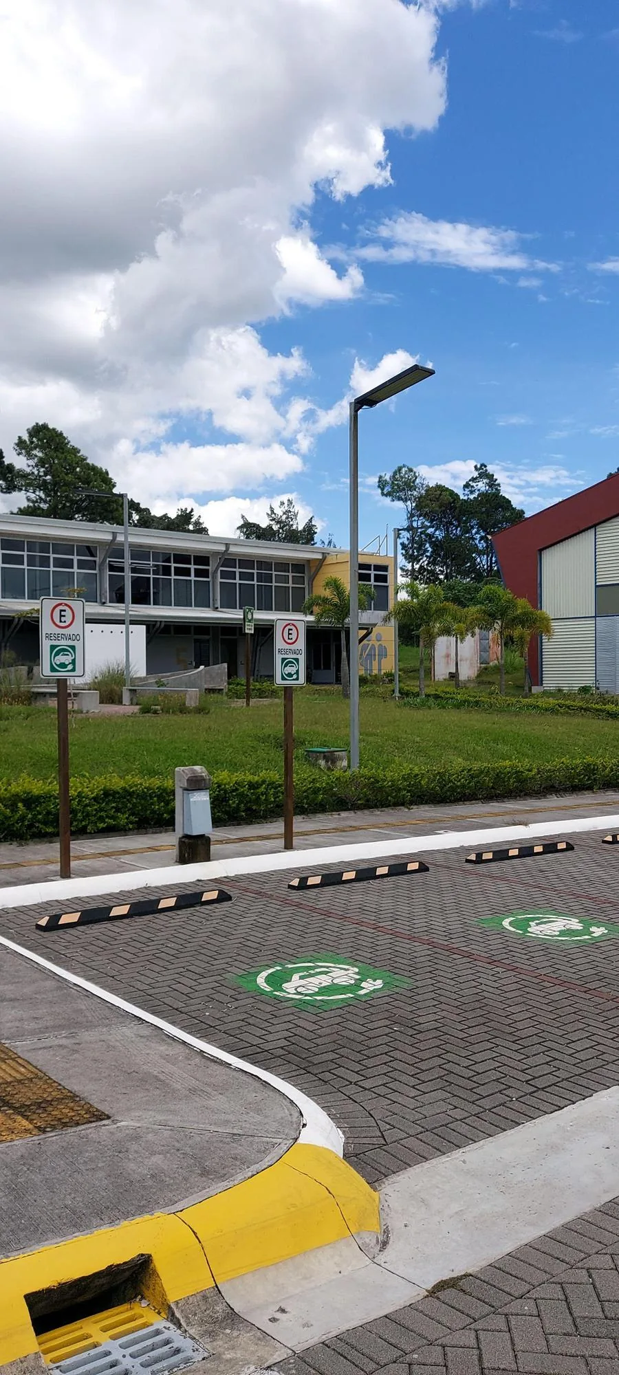 ESCUELA DE INGENIERÍA DE DISEÑO INDUSTRIAL