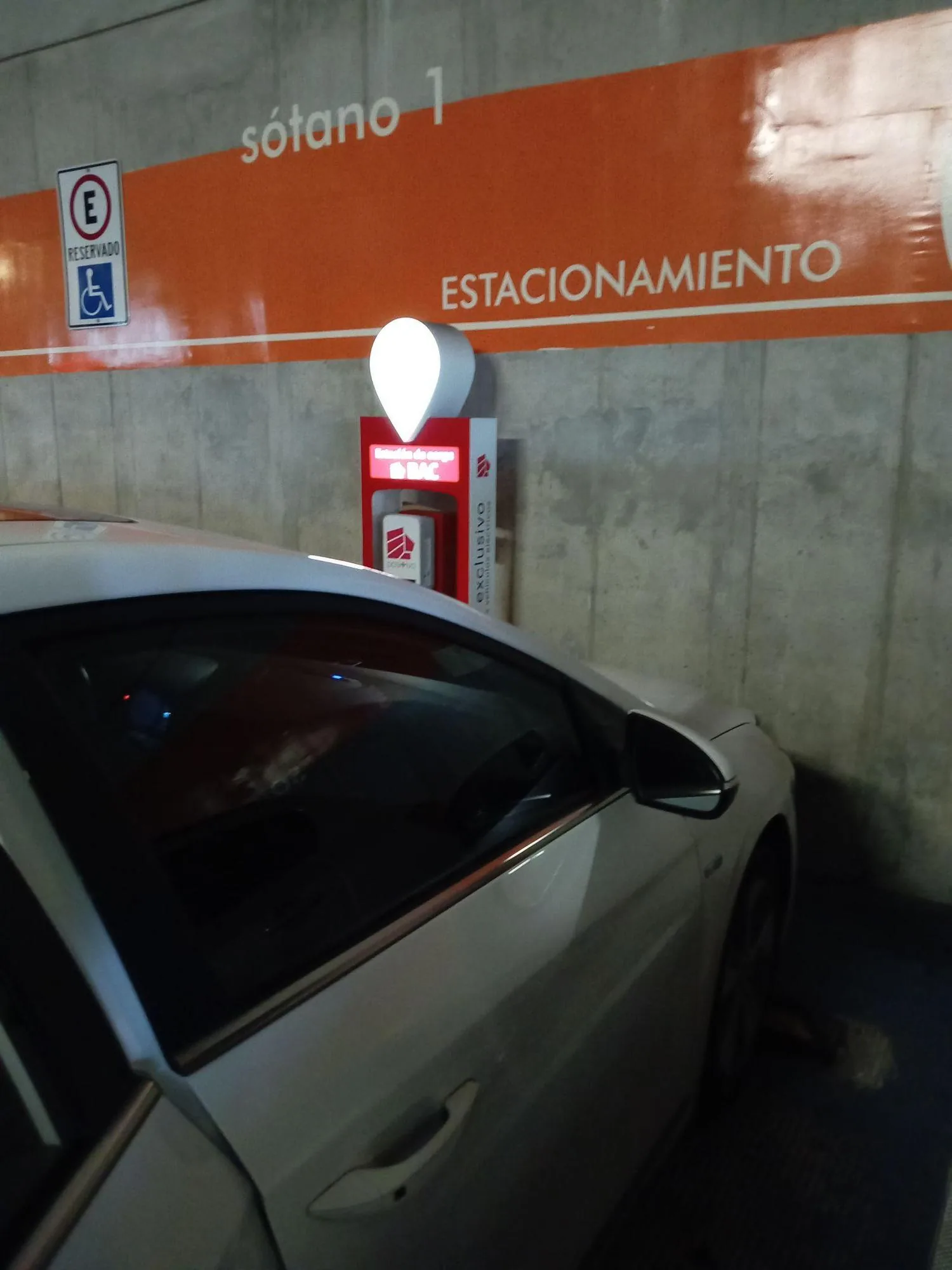 CARGADOR JUICEBOX RED BAC MULTIPLAZA DEL ESTE CHILI'S
