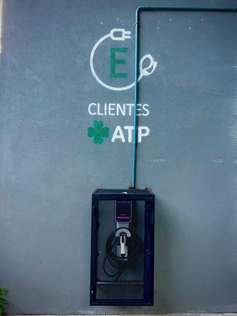 912496 768x1024
