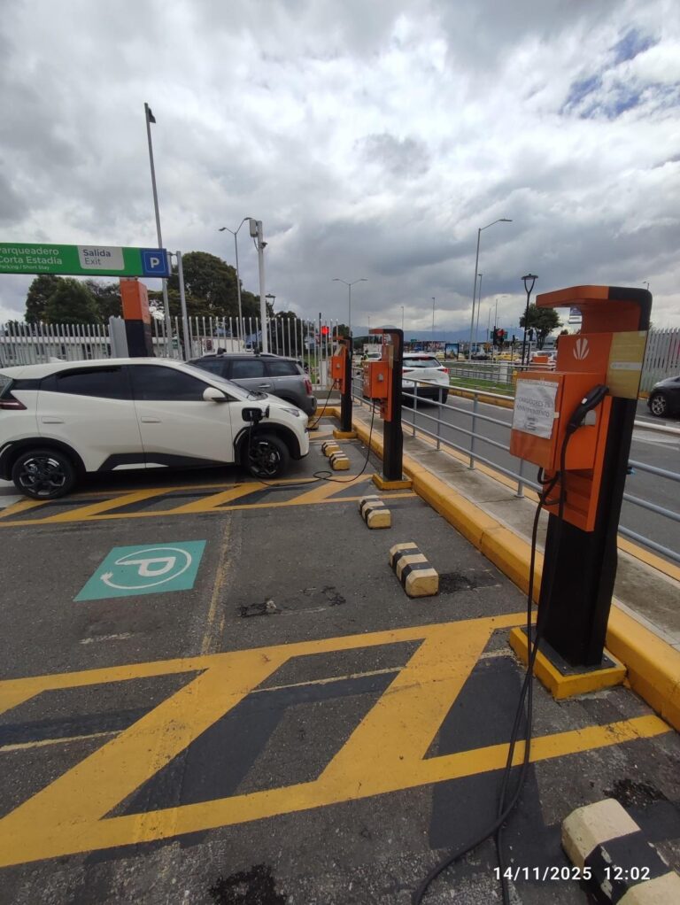 AEROPUERTO INTERNACIONAL EL DORADO carro blanco 768x1022