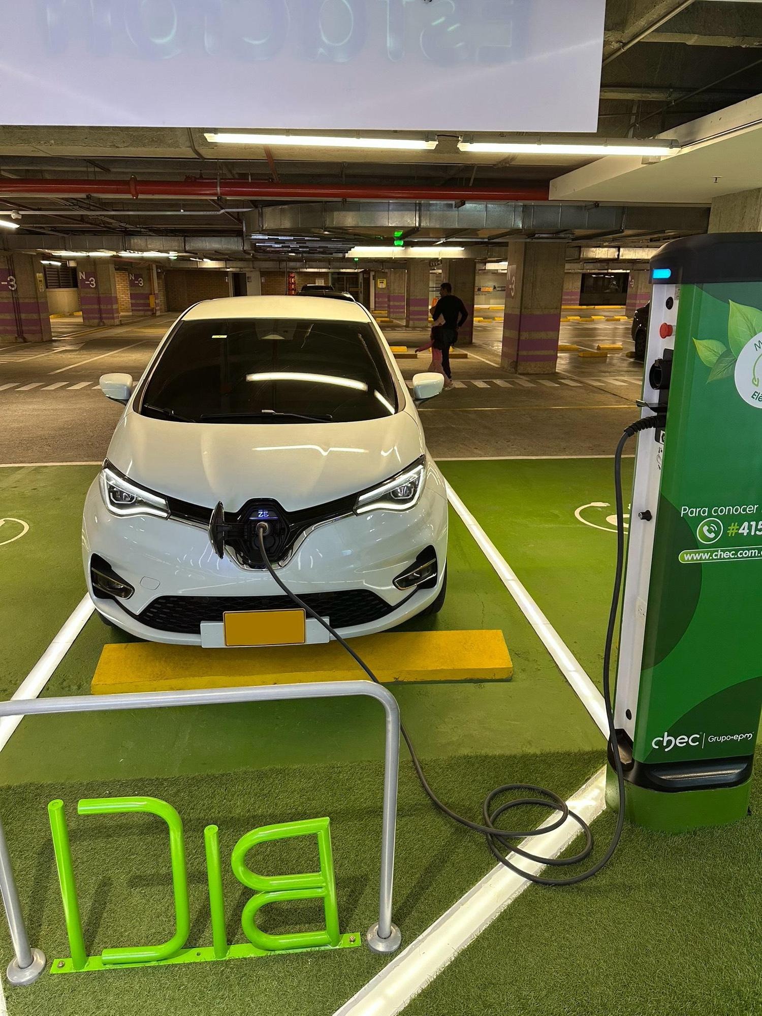 CENTRO COMERCIAL FUNDADORES 3